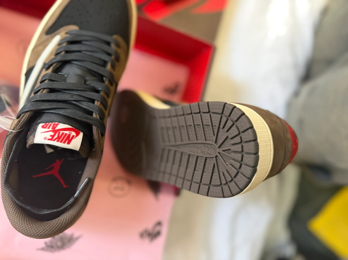 Size 9.5 us. Nike Air Jordan 1 Low Travis Scott Mocha - photo 3