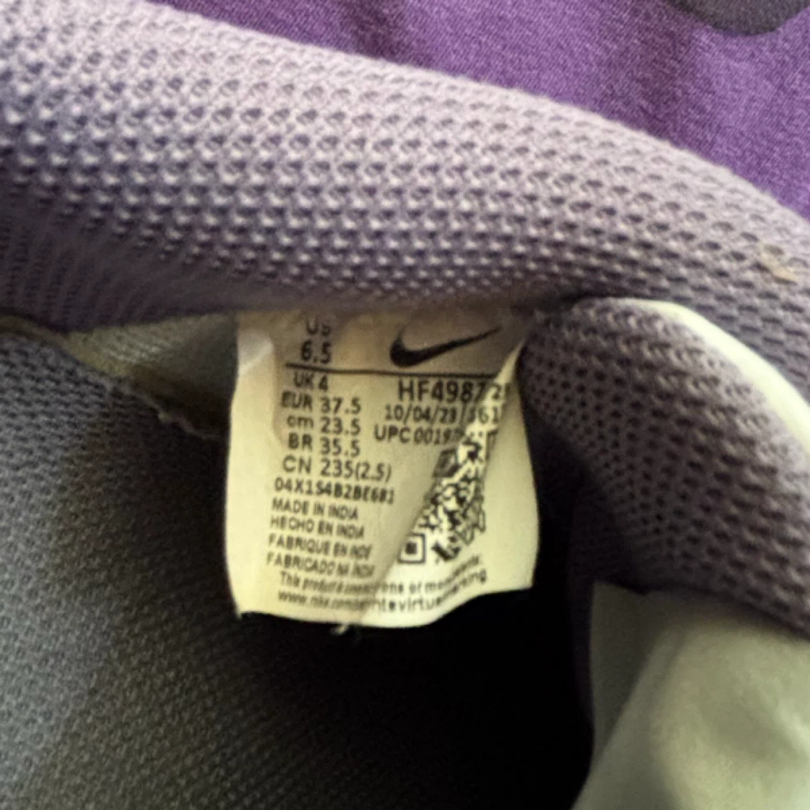 Nike Bundle: Sneakers & T-Shirt - *Size Women 6.5 & XL* - photo 4
