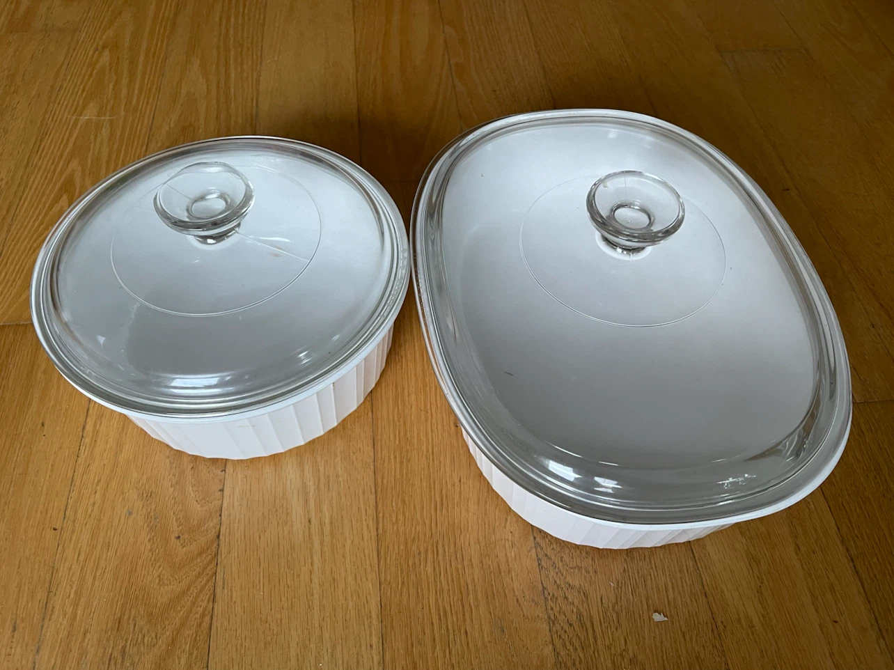Two White Ceramic Casserole Dishes with Glass Lids - photo 2