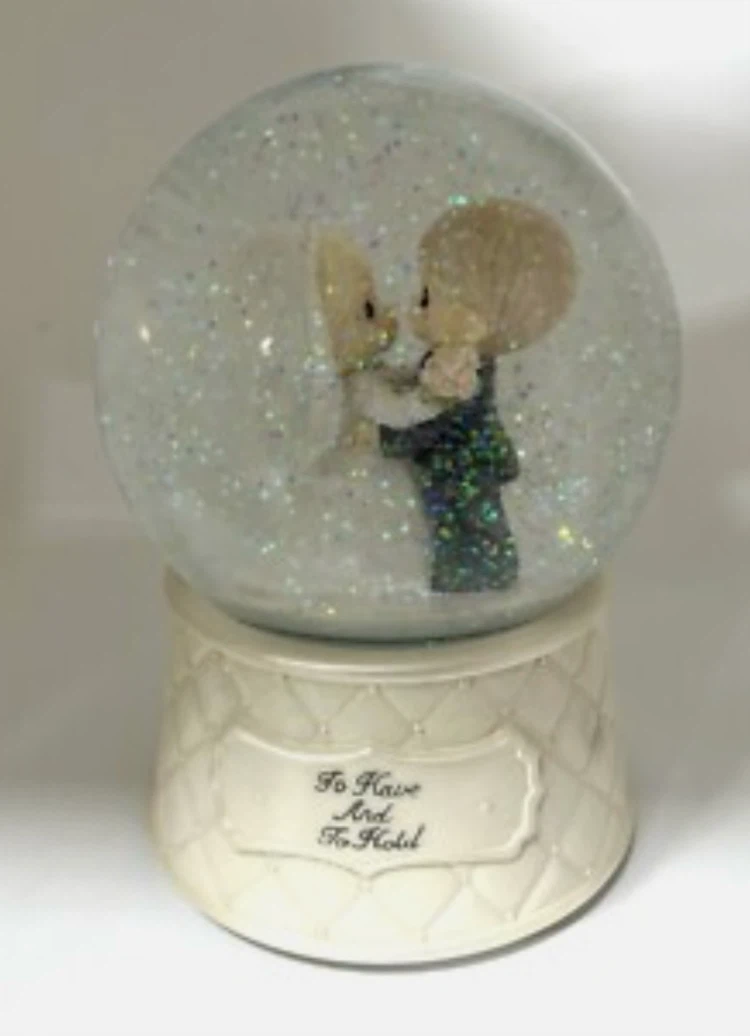 Precious Moments Wedding Snow Globe - photo 3