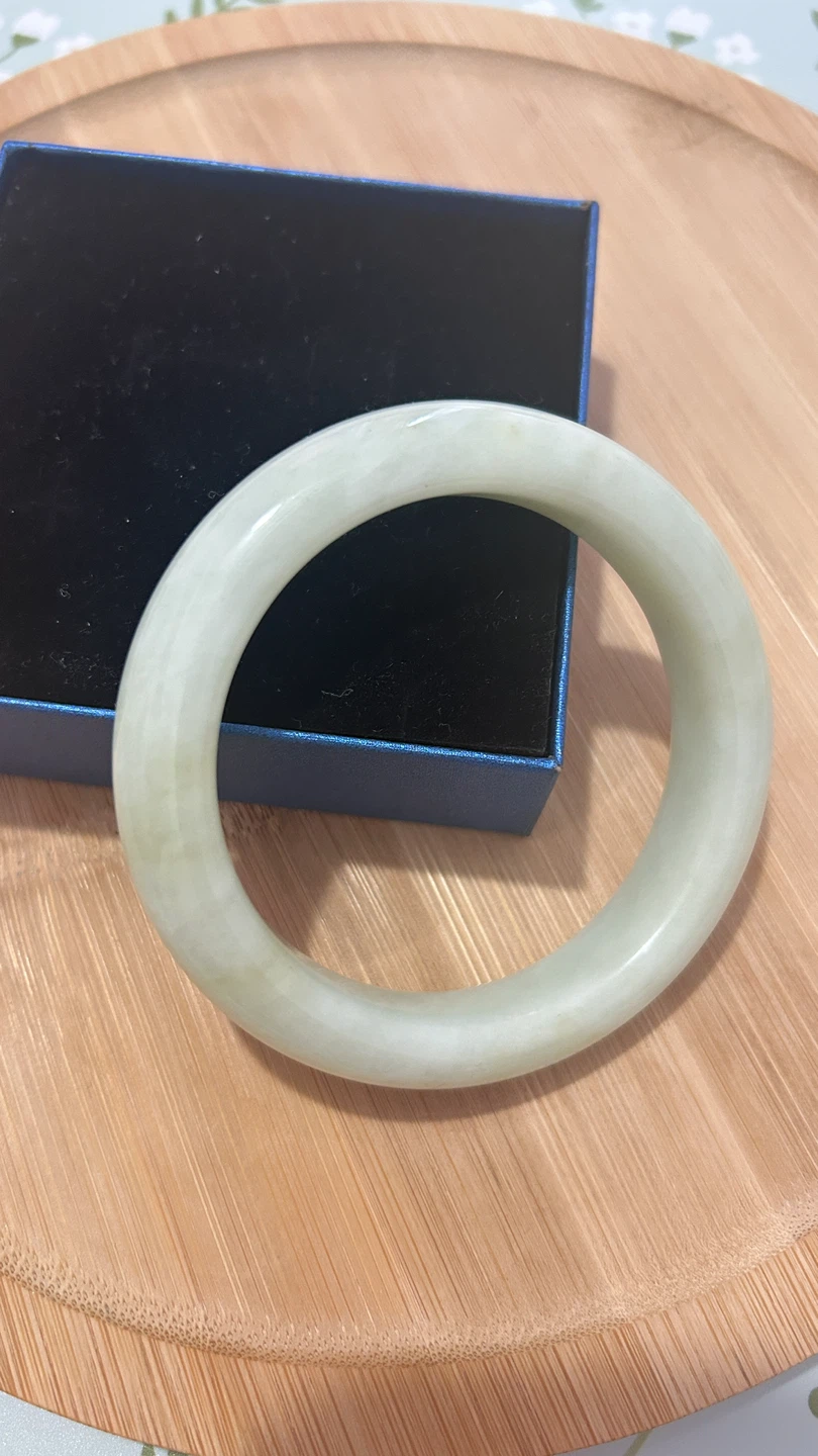Natural Pale Green Jade Bangle