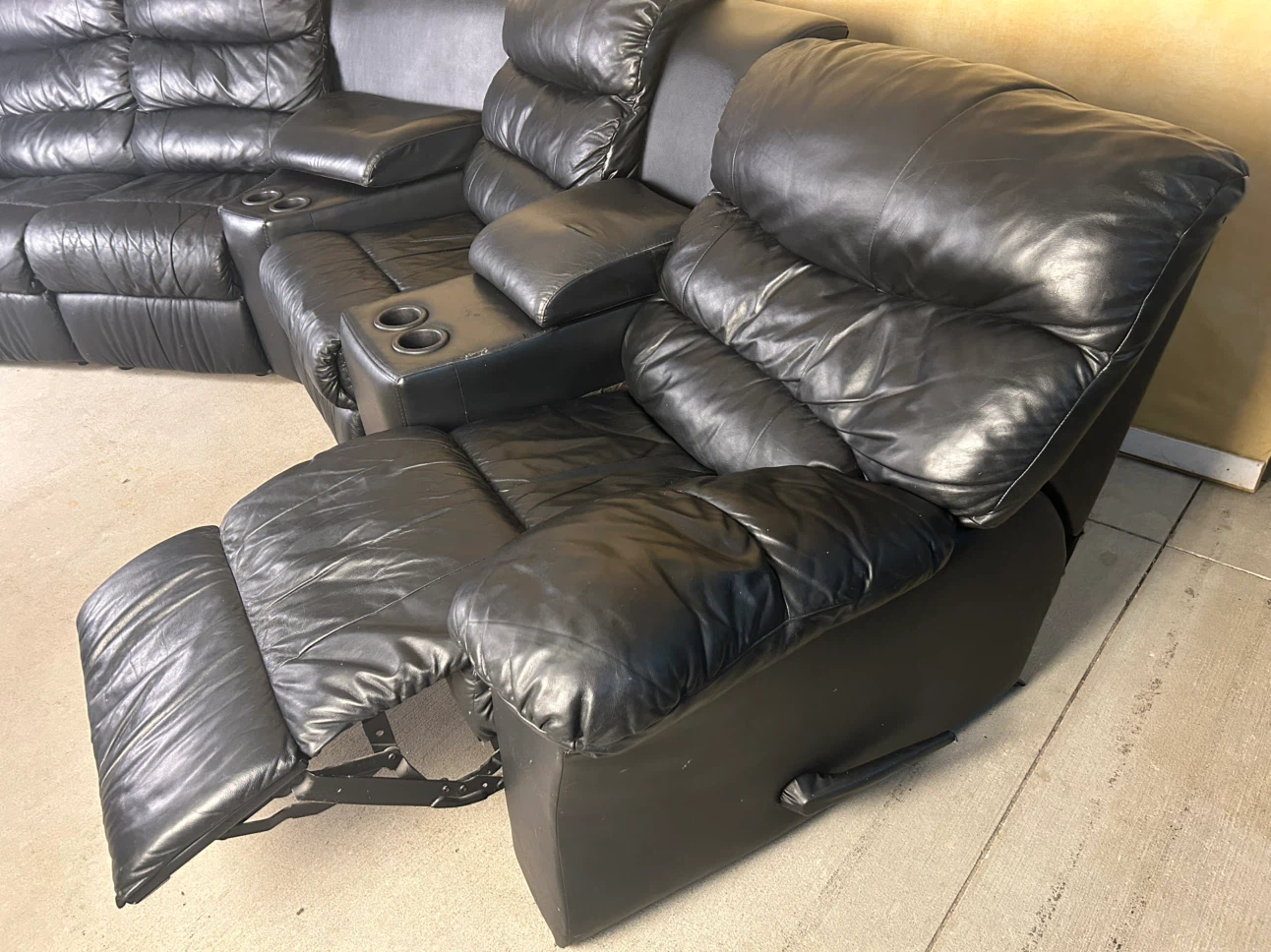 DELIVERY AVAILABLE! 6PC. LEATHER RECLINER SECTIONAL FOR $300! - photo 3