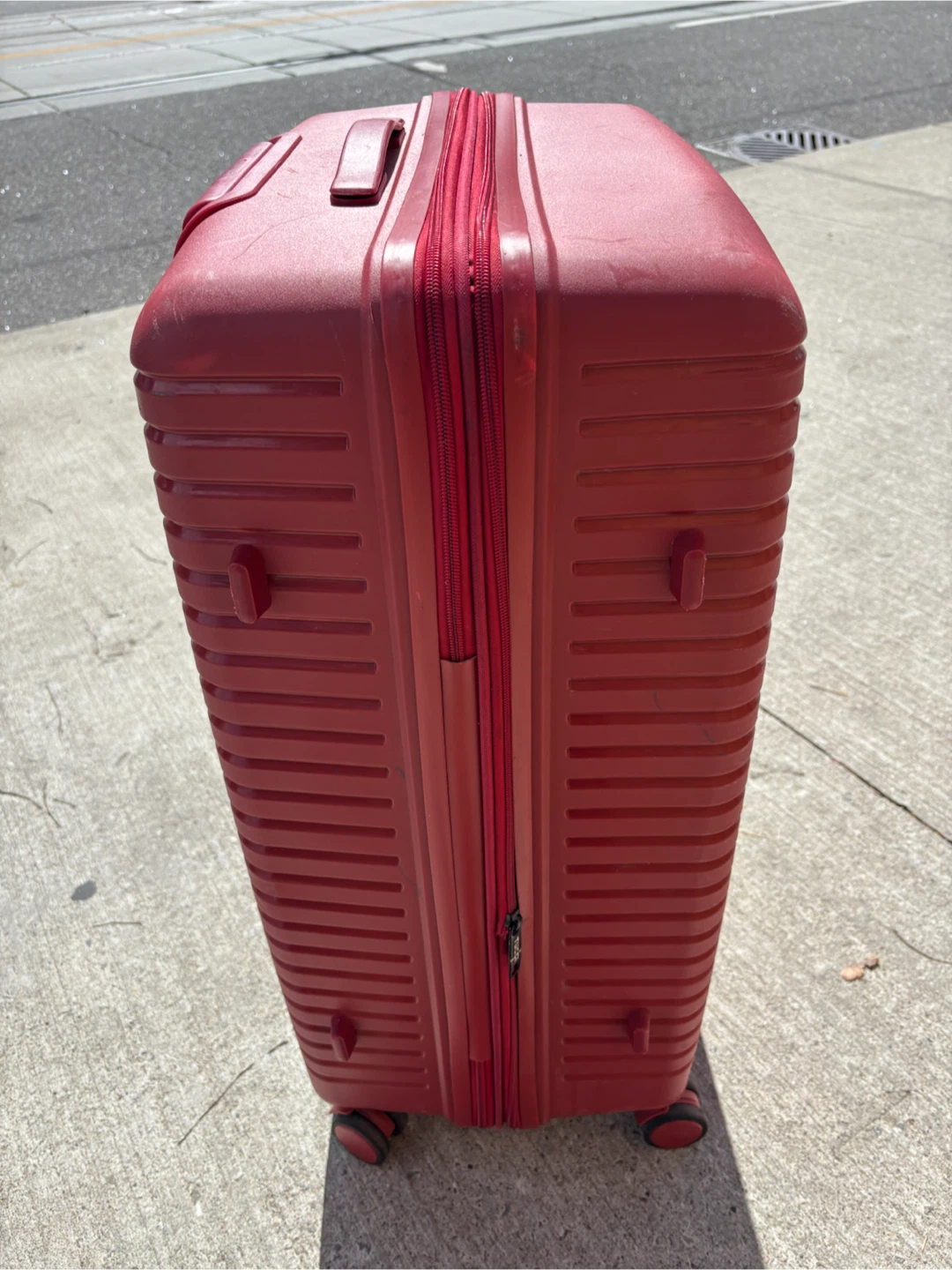 Tucci Red Hardside Spinner Suitcase - photo 5