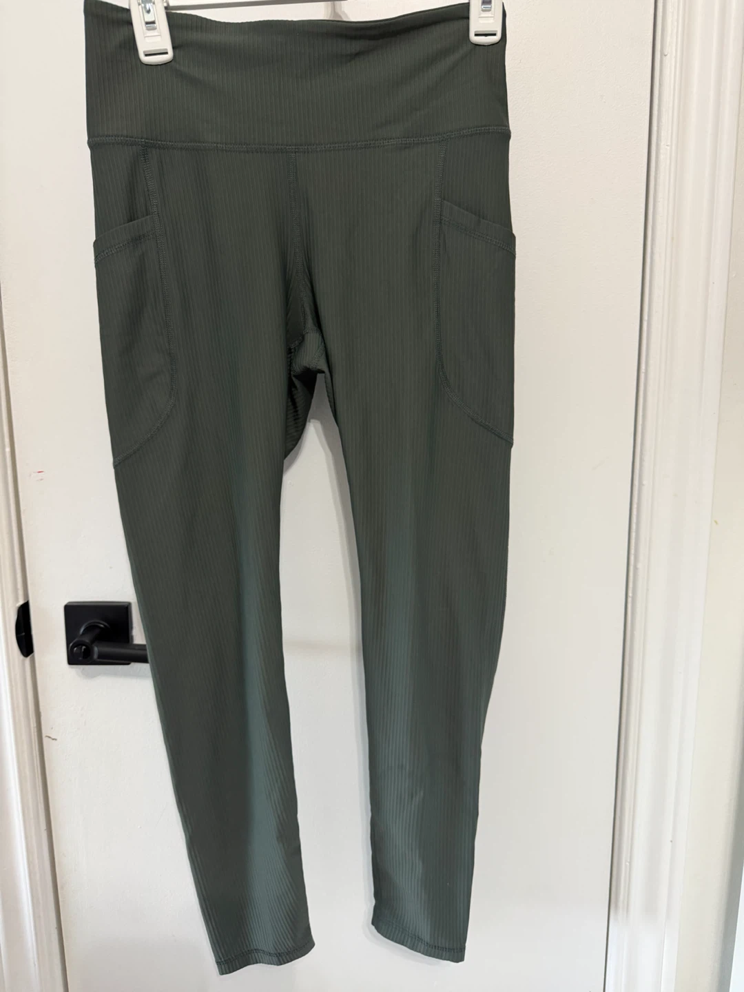 Old Navy Active Olive green ribbed side pocket leggings
