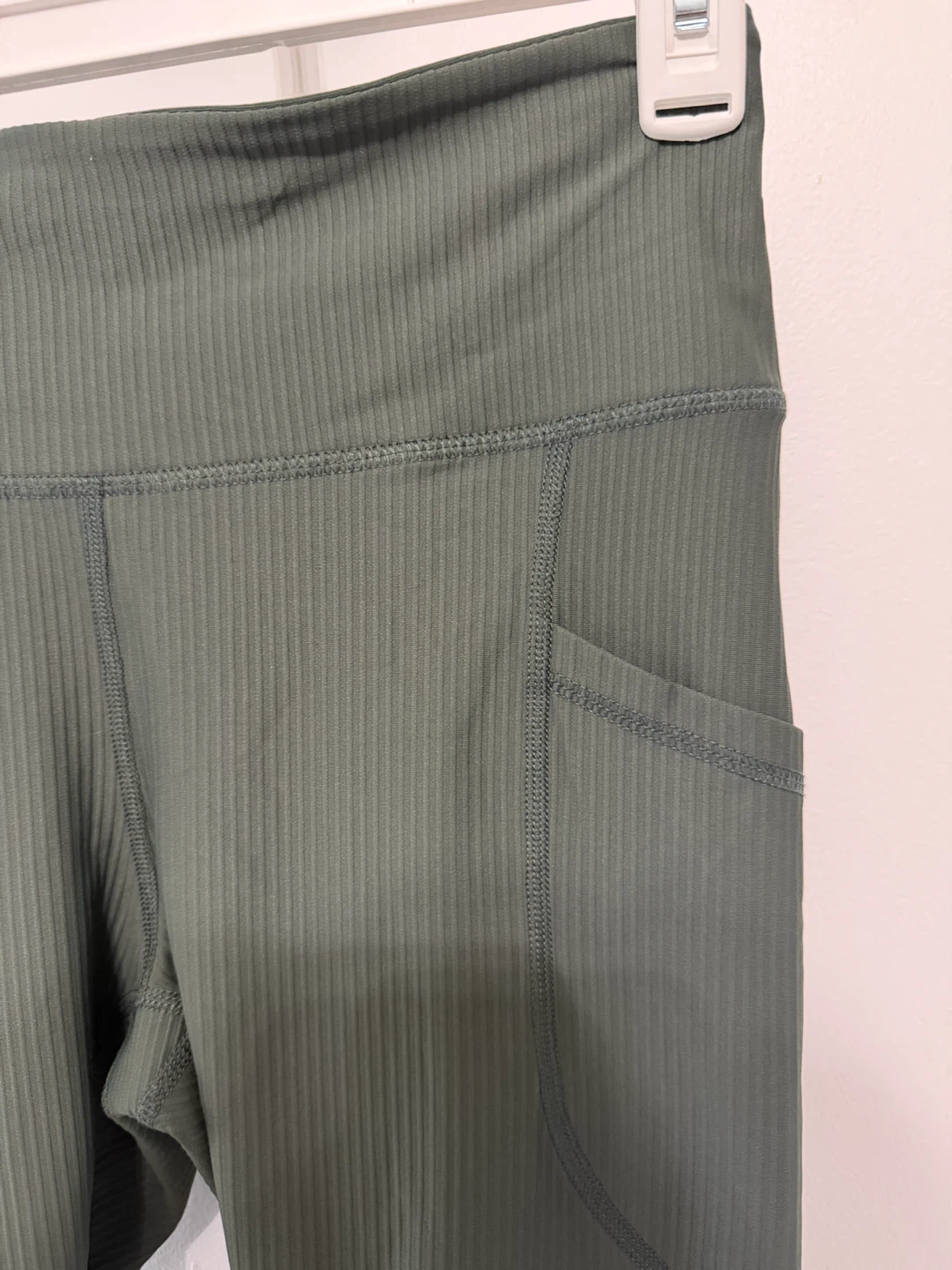 Old Navy Active Olive green ribbed side pocket leggings - photo 2