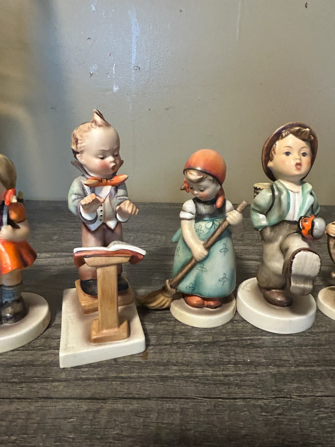 Hummel Figurine Collection - photo 3