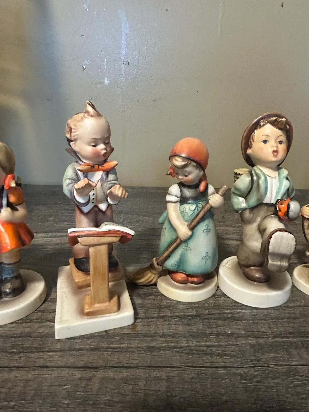 Hummel Figurine Collection - photo 3