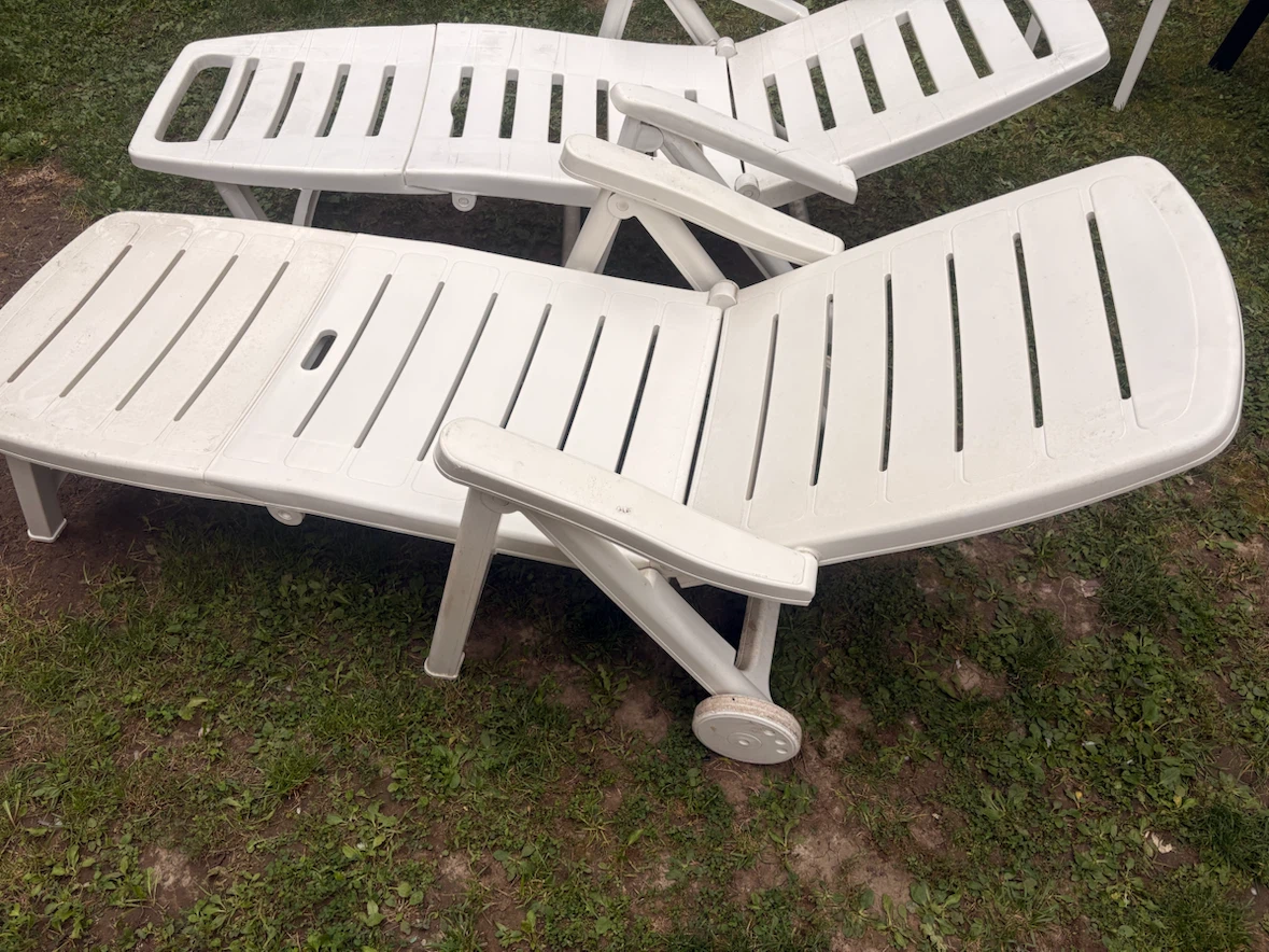 Set of Two White Plastic Patio Lounge Chairs - photo 2