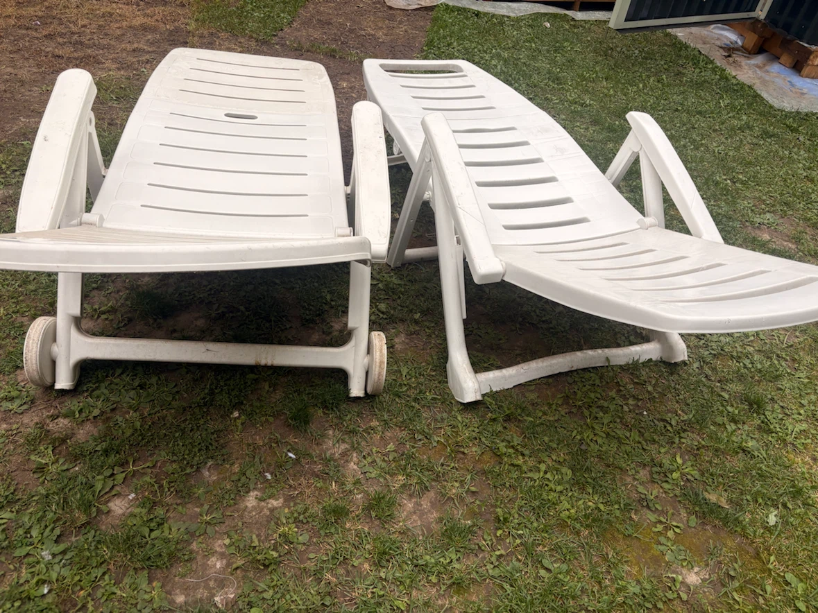 Set of Two White Plastic Patio Lounge Chairs - photo 3