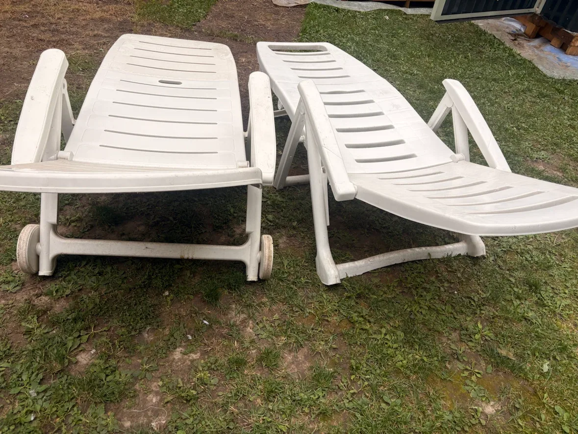 Set of Two White Plastic Patio Lounge Chairs - photo 3