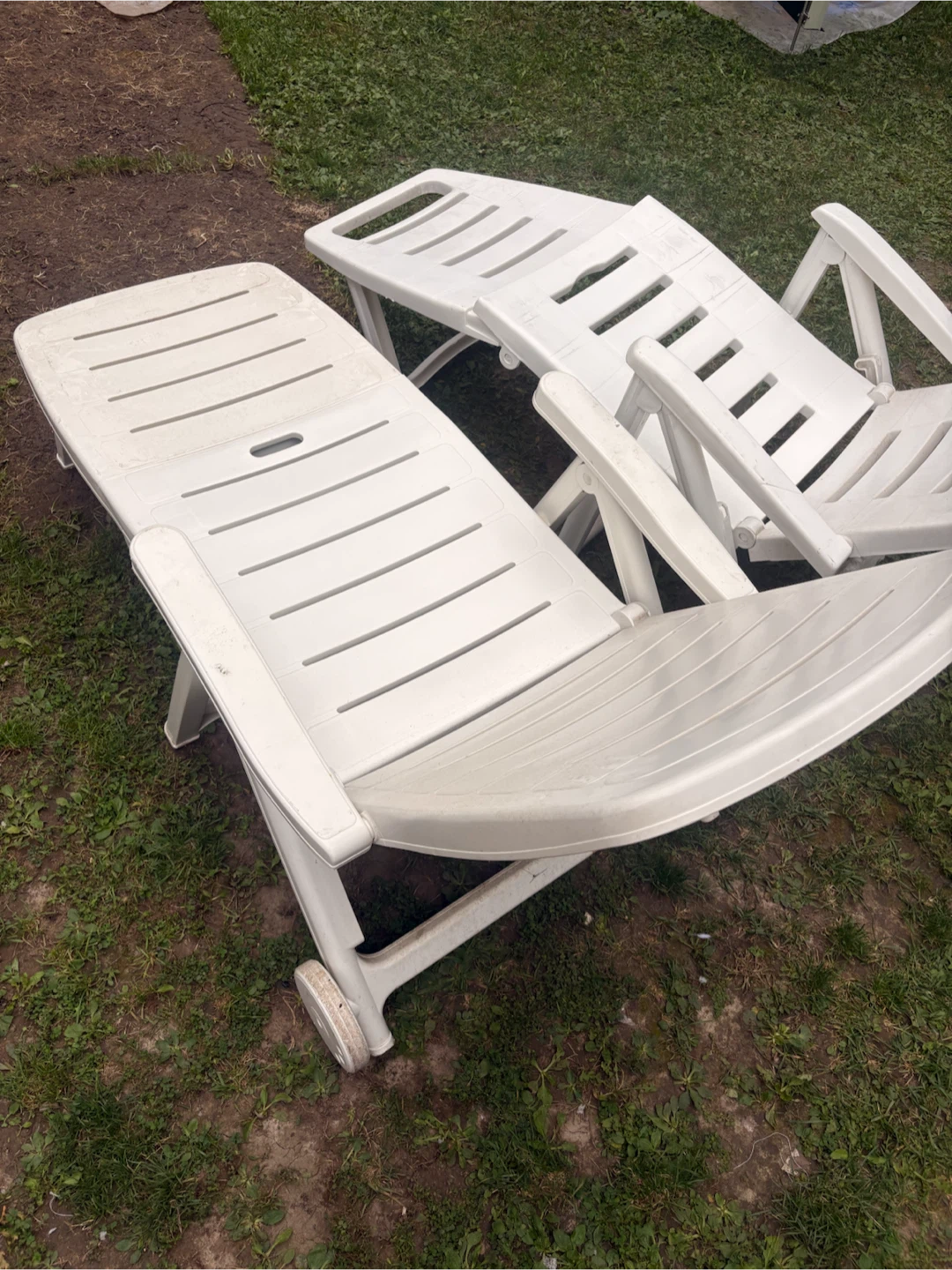 Set of Two White Plastic Patio Lounge Chairs - photo 4