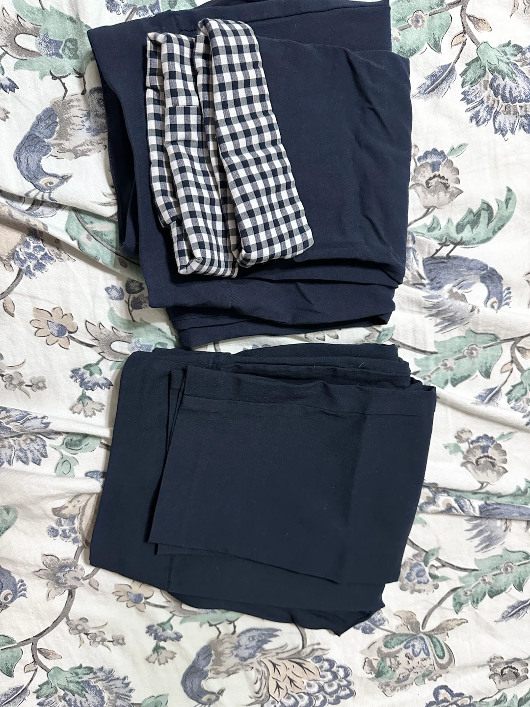 Two pairs of Van Heusen stretch pants size 6 - photo 2