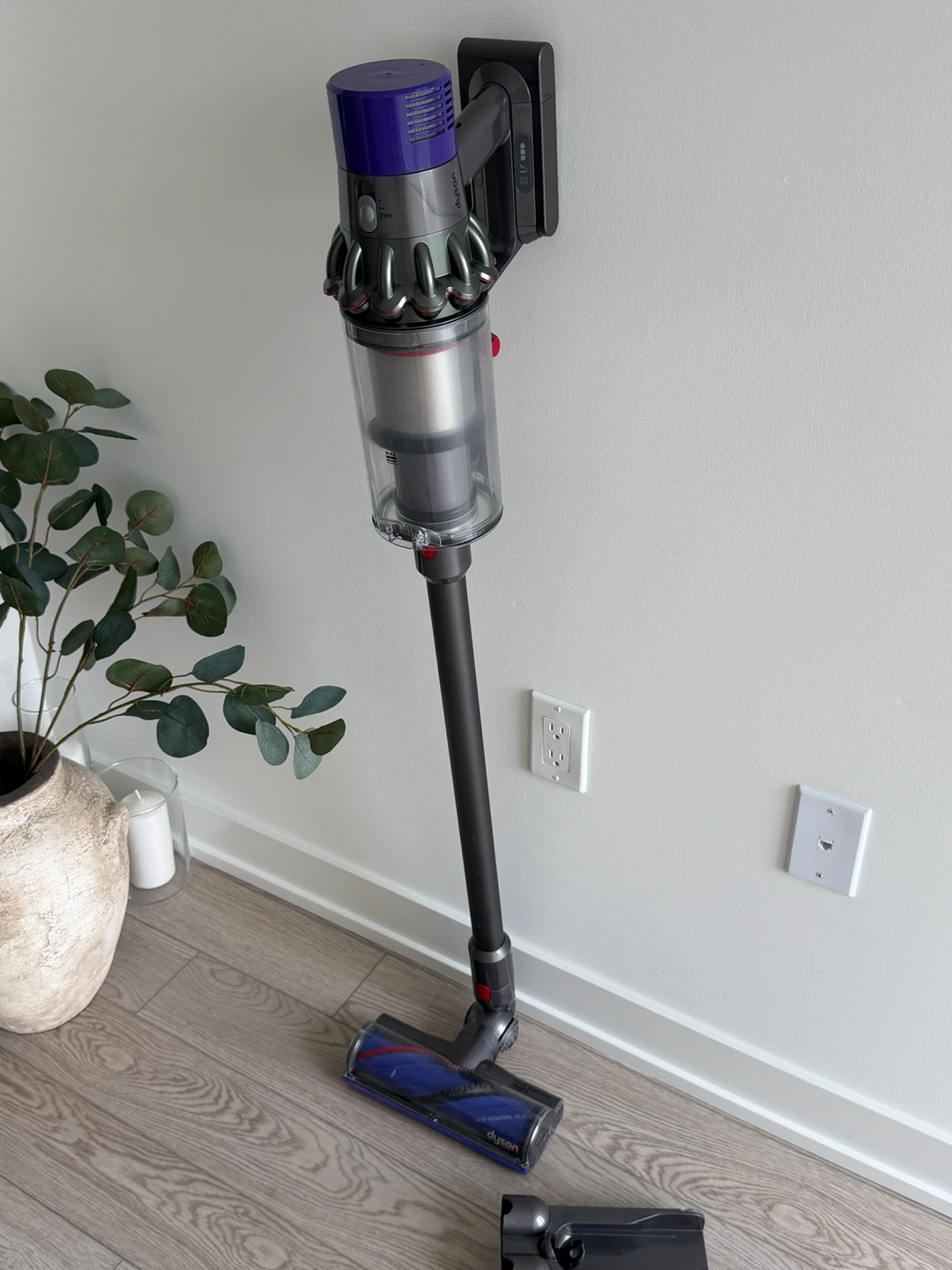 Dyson Cordless Vacuum v10 SV27 B,Free Delivery