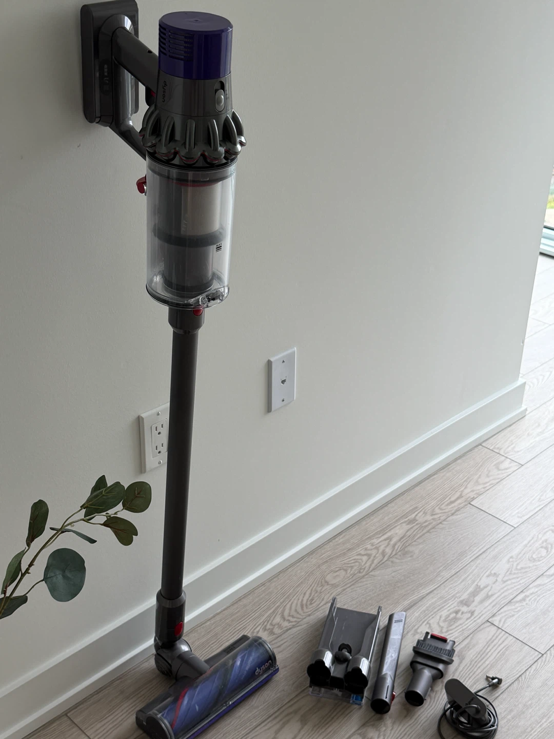 Dyson Cordless Vacuum v10 SV27 B,Free Delivery - photo 5