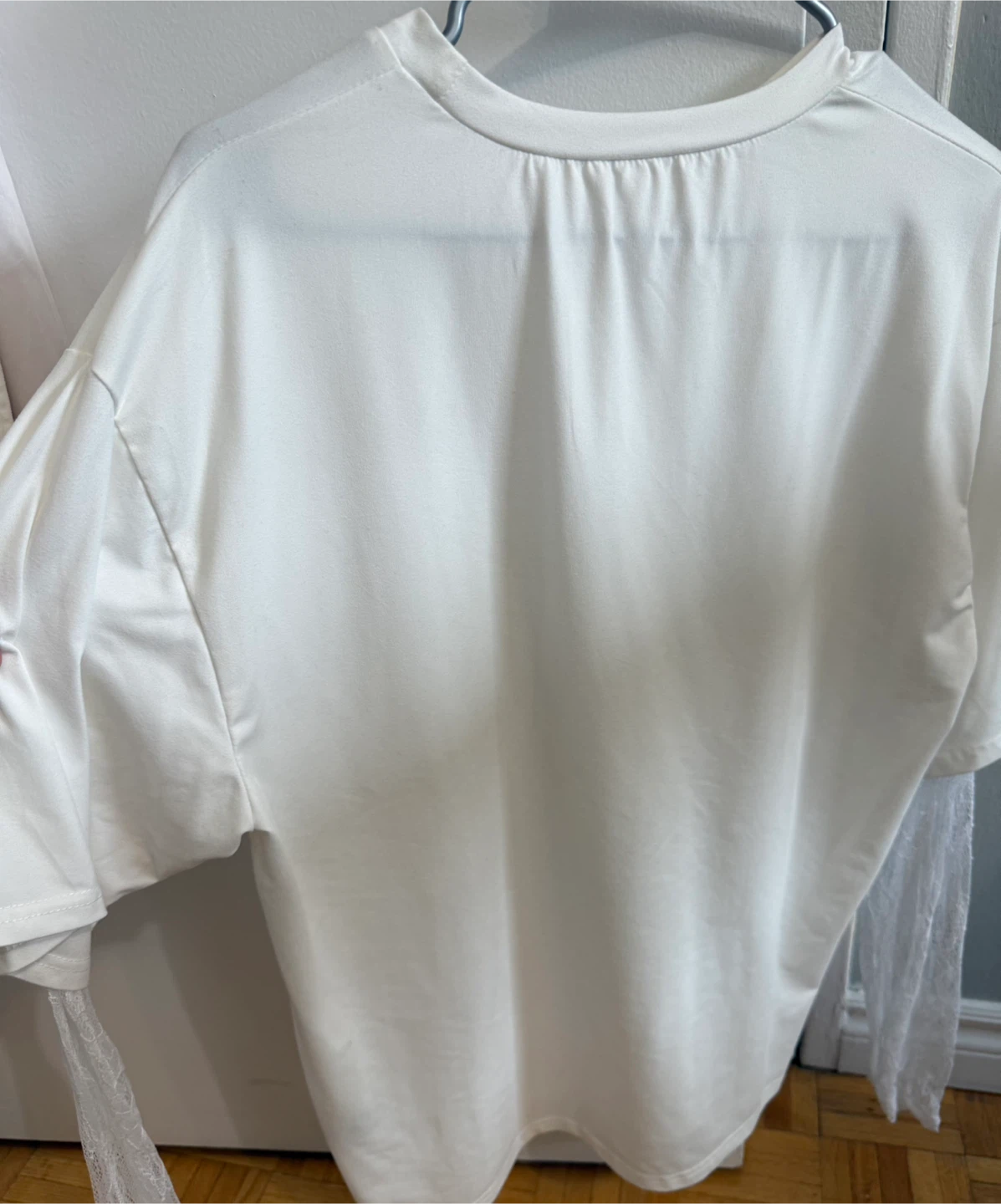 White T-Shirt with Lace Sleeves Size M - photo 5