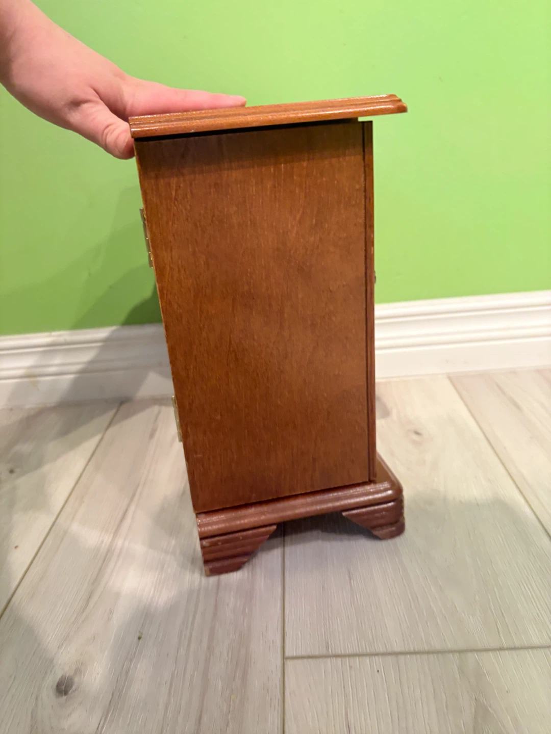 vintage Gunther Mele jewelry cabinet/armoire from 1976 - photo 4