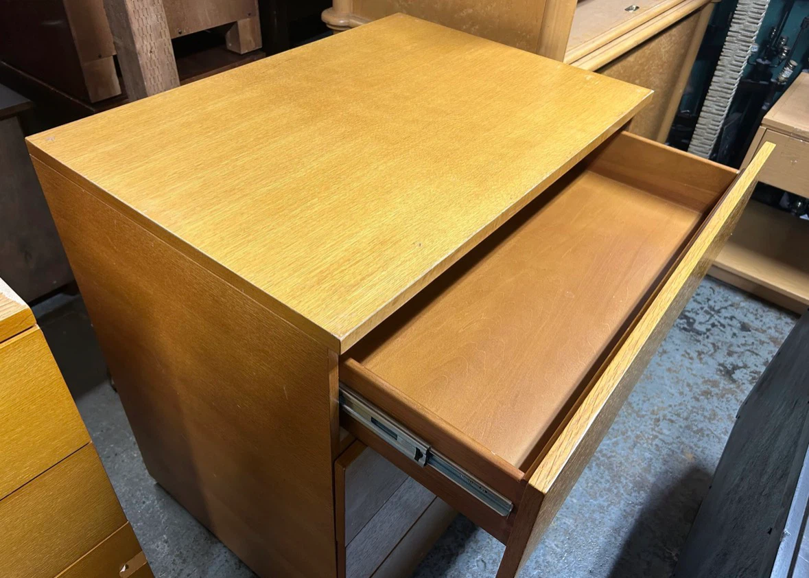 Honey brown dresser with 4 drawers - photo 3