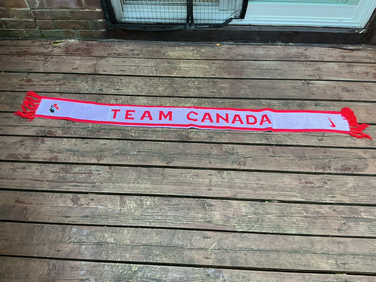 Nike Never Worn Team Canada Hockey Scarf !