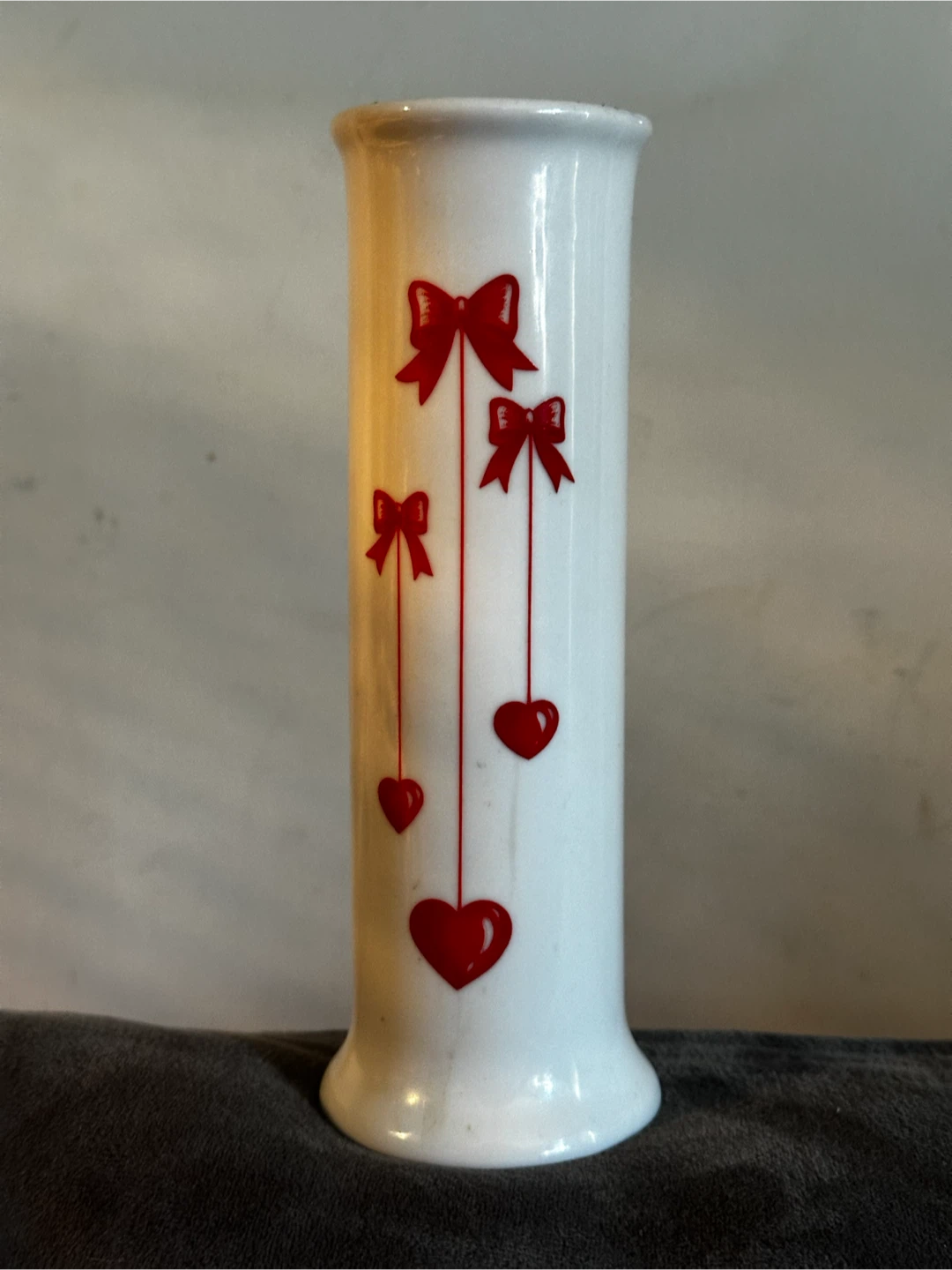 1980s F.T.D.A. hearts and bows vase
