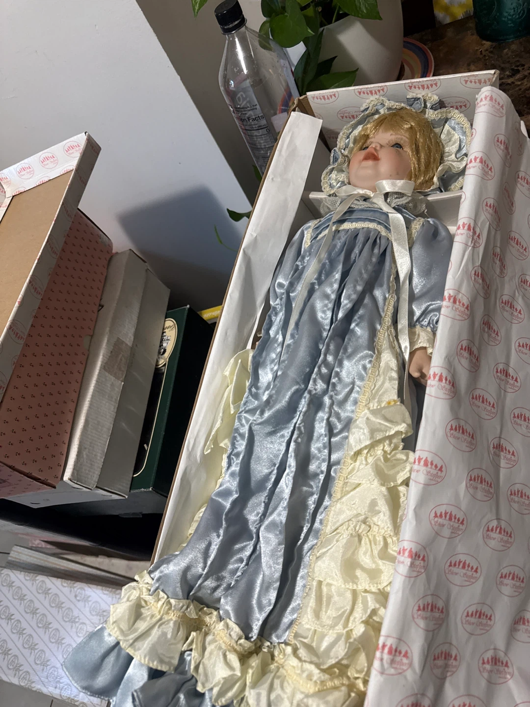 Beautiful Shoe Shopper Porcelain Doll 22 inch - photo 4