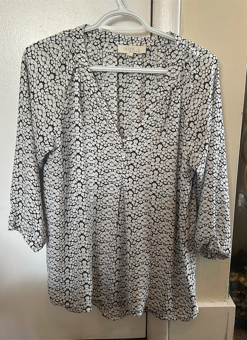 Olive & Oak Black and White Geometric Split-Neck Blouse