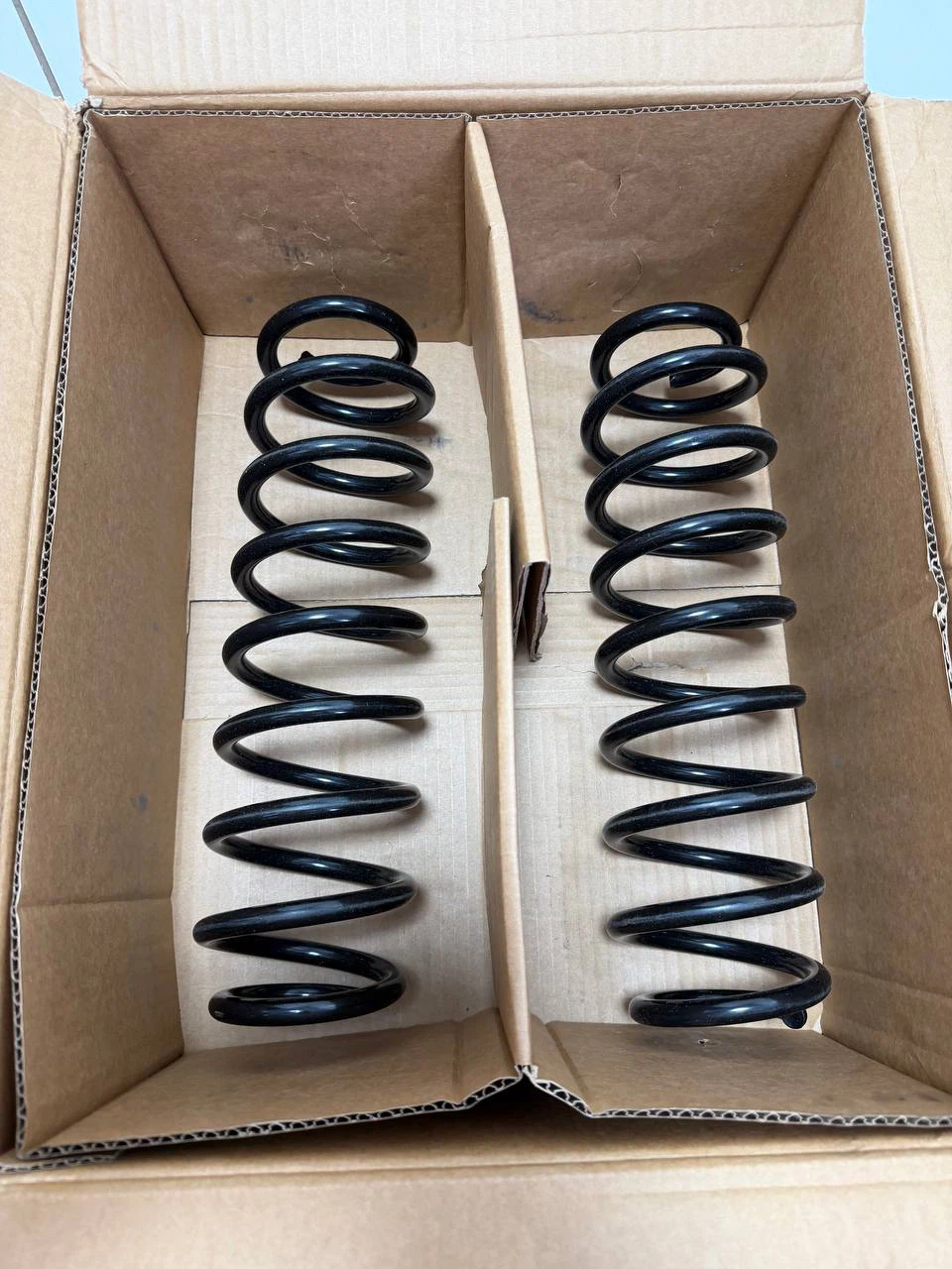 H985) MOOG 81741 Rear Coil Springs – Ford Mustang - photo 3