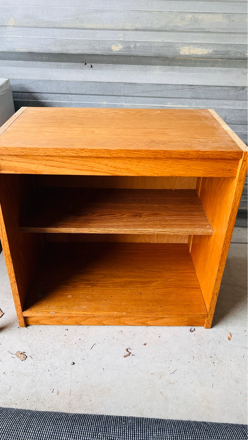 Small oak-finish bookshelf or side table - photo 2