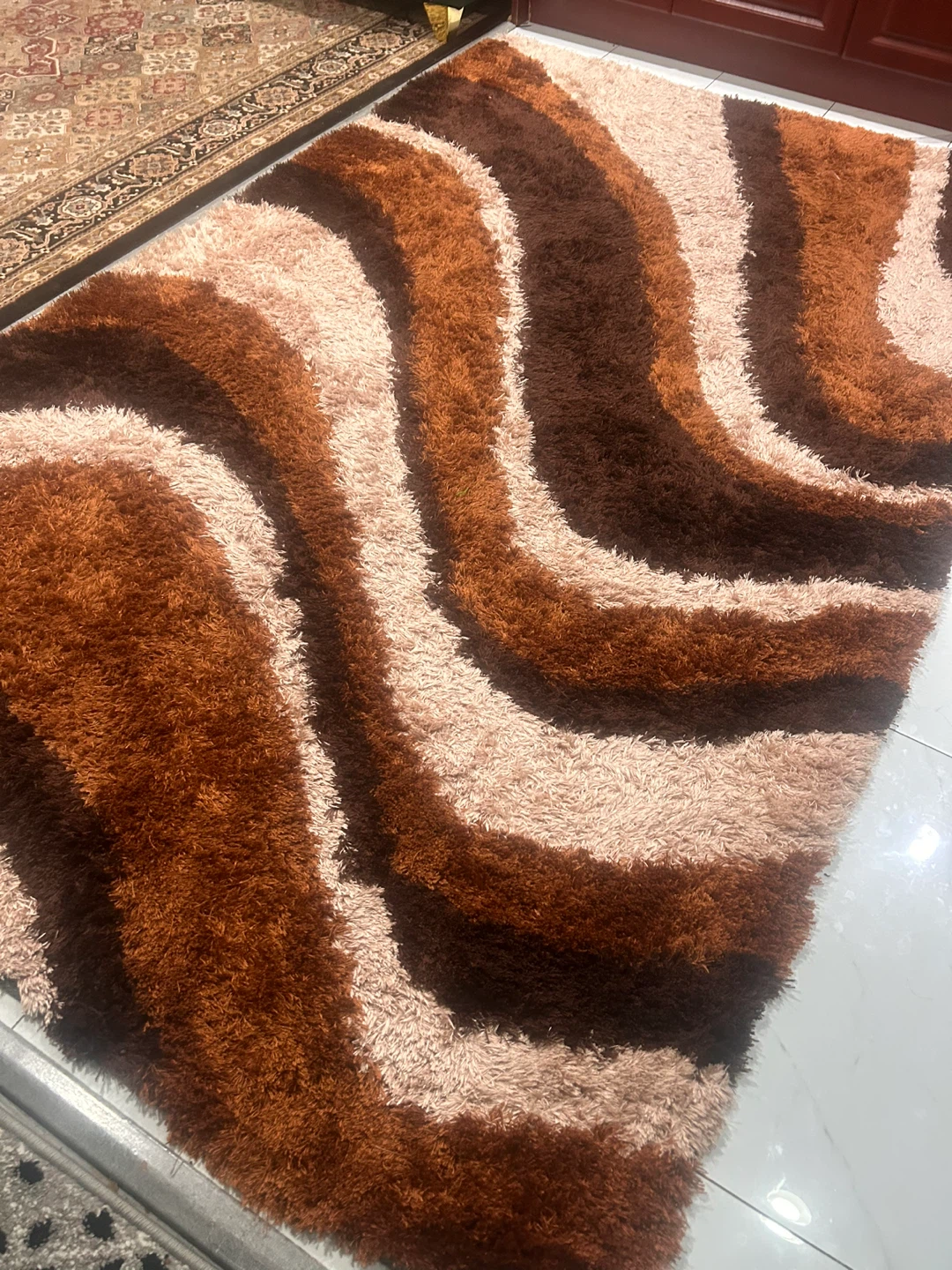 Shaggy Area Rug with Brown Wave Pattern