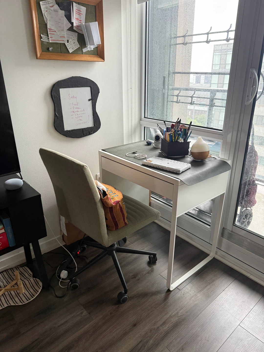 IKEA MICKE Desk, White with green desk chair - photo 4