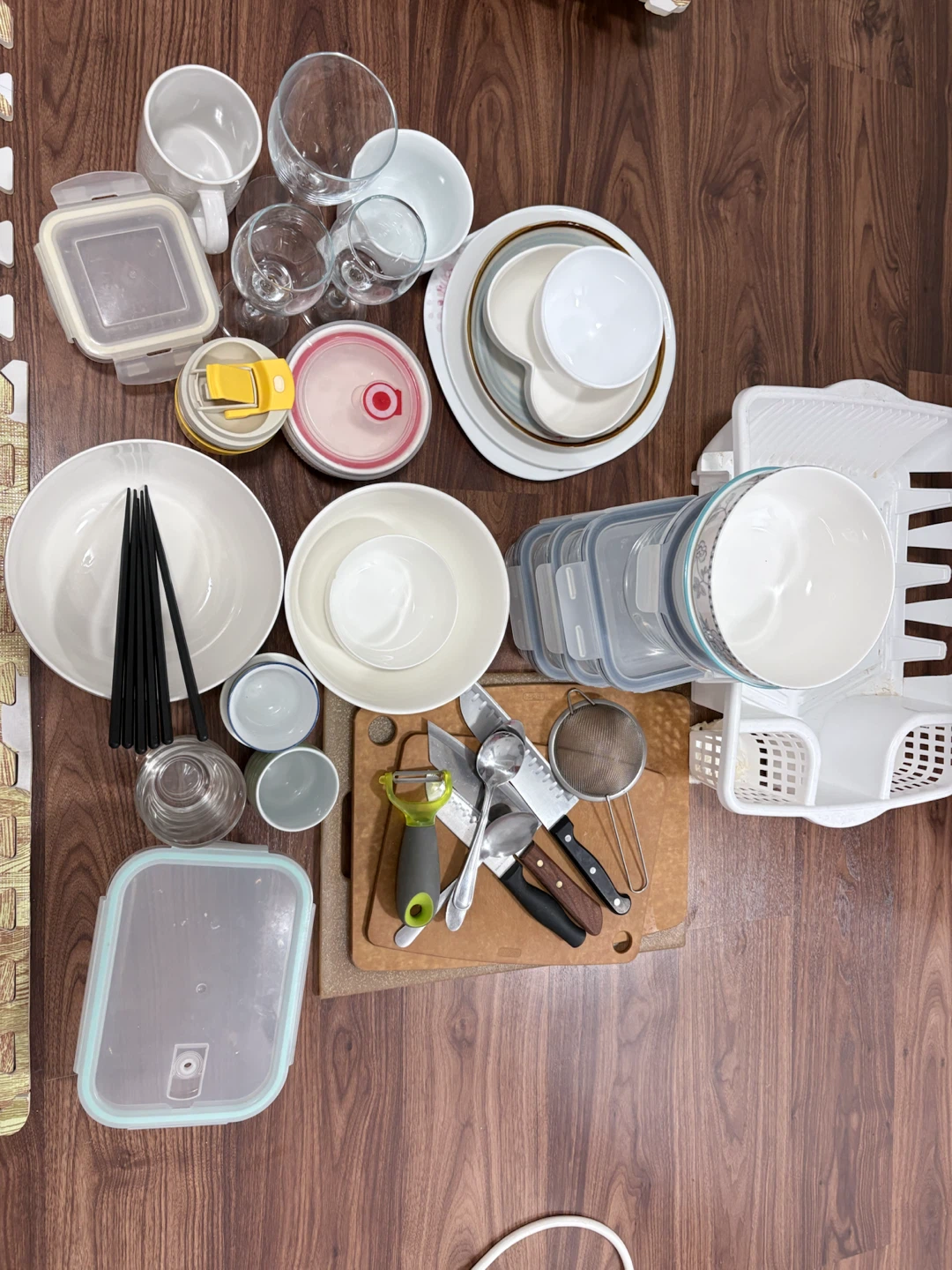Assorted Kitchenware and Dining Set contains bowls, plate,…