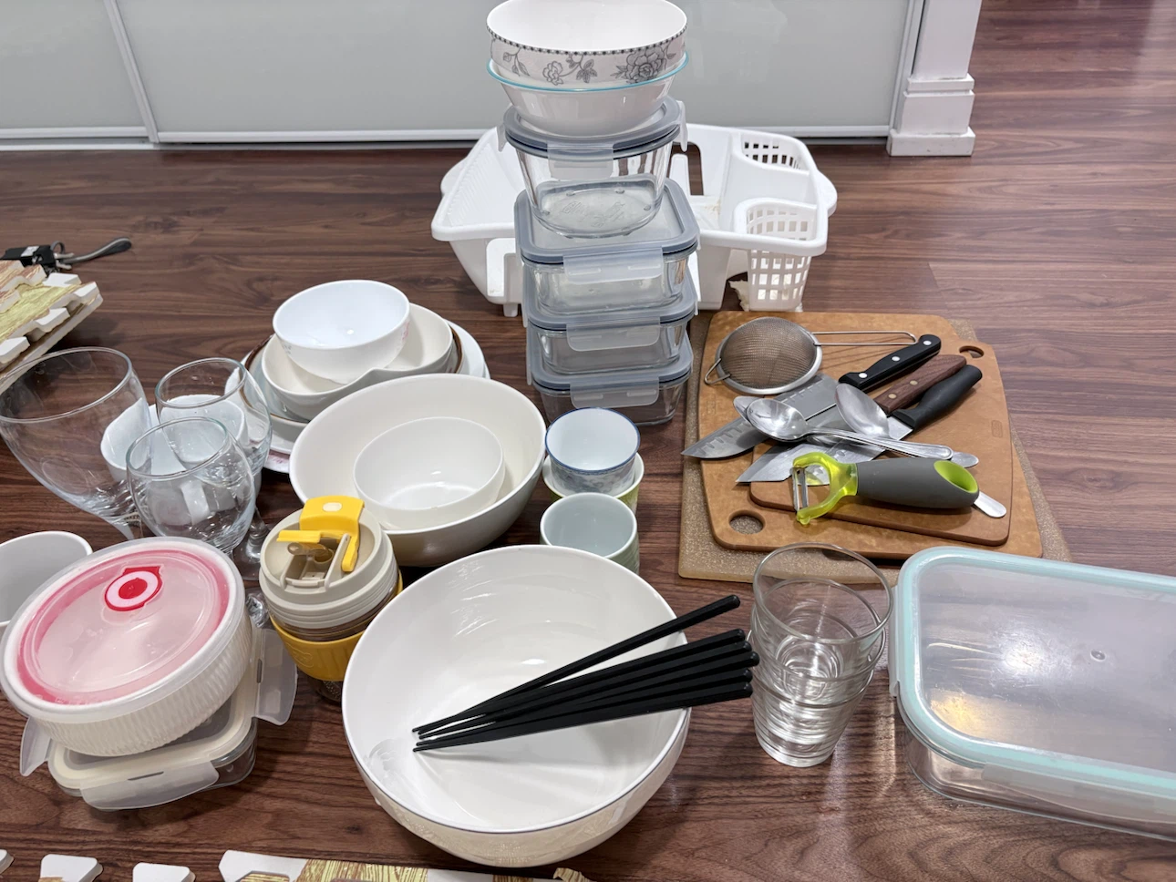 Assorted Kitchenware and Dining Set contains bowls, plate,… - photo 2
