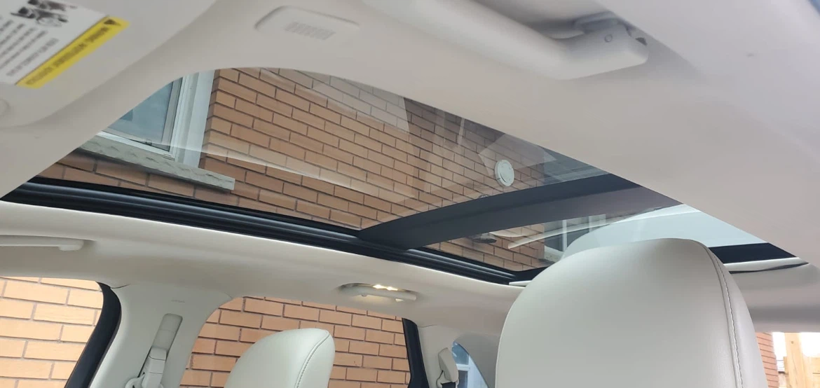 White Ford Edge Titanium SUV - photo 4