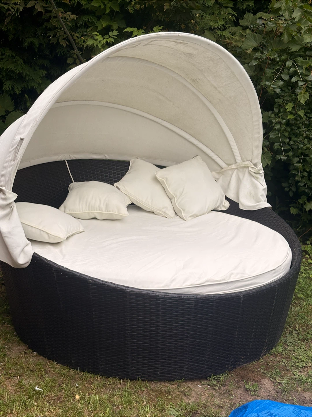 Round Wicker Outdoor Daybed with Canopy