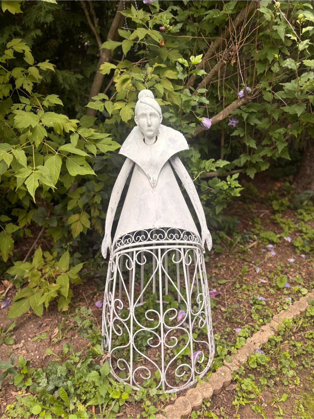 White Metal Lady Garden Sculpture - photo 2