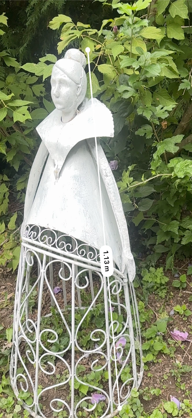 White Metal Lady Garden Sculpture - photo 3