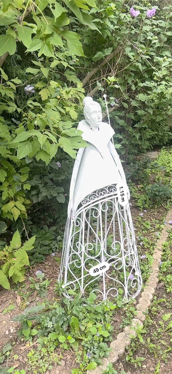 White Metal Lady Garden Sculpture - photo 5