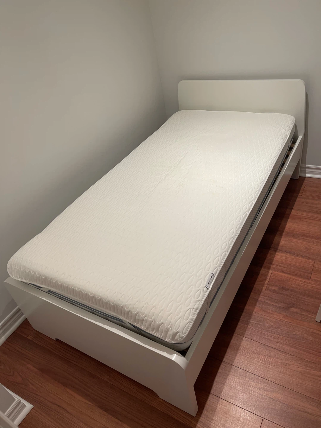 IKEA ASKVOLL Twin Bed with ÅBROTTEN Foam Mattress