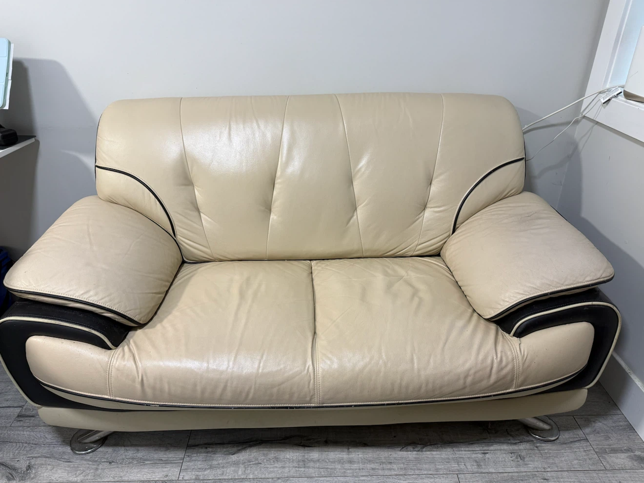 2-Seater Leather Loveseat / Sofa - Cream & Black