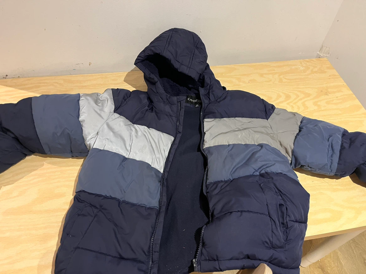 Bundle of heated throw, kids costumes, dress etc - photo 4