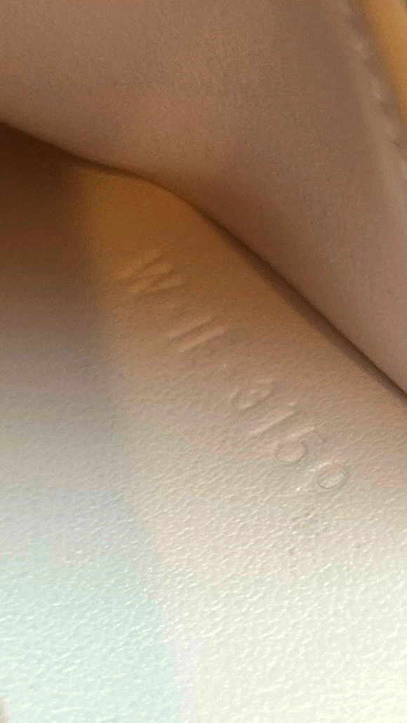 (Authentic) Celine Small Trifold Wallet in Off-White - photo 5