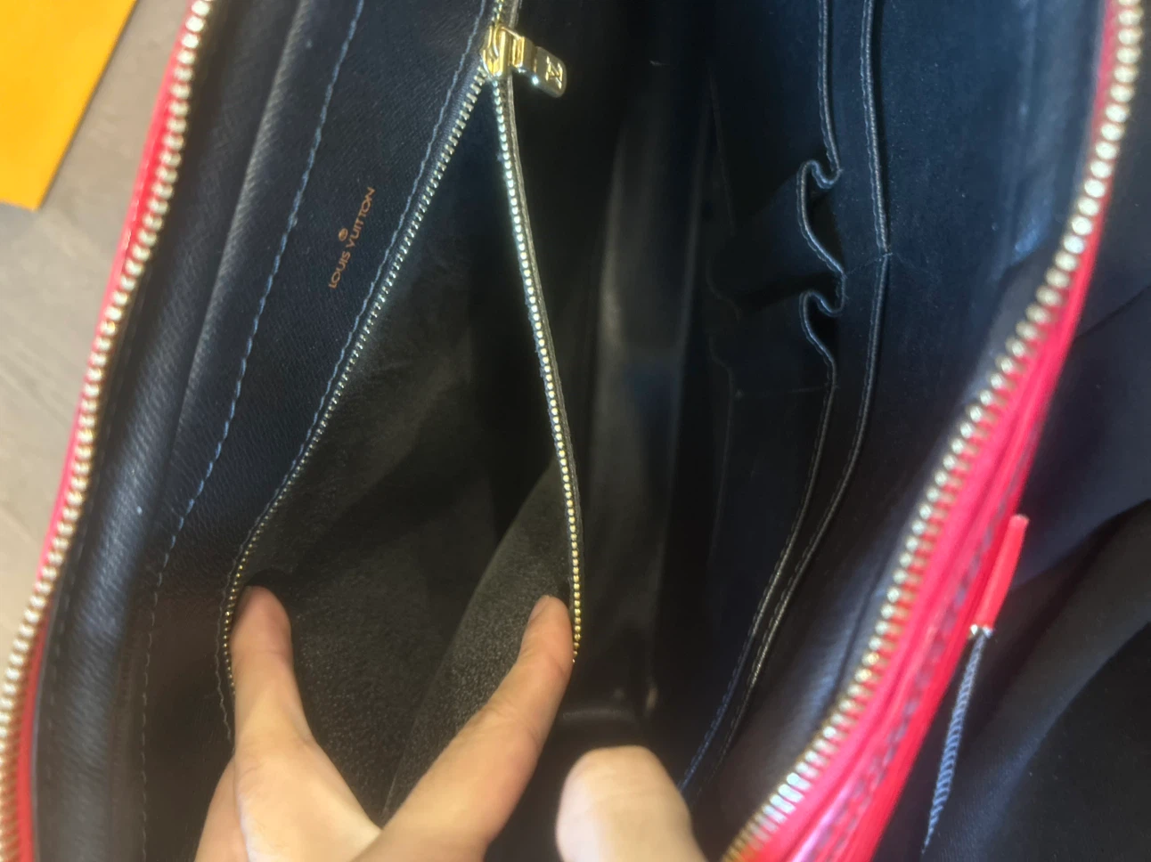 (Authentic) Louis Vuitton Epi Leather Briefcase - photo 4