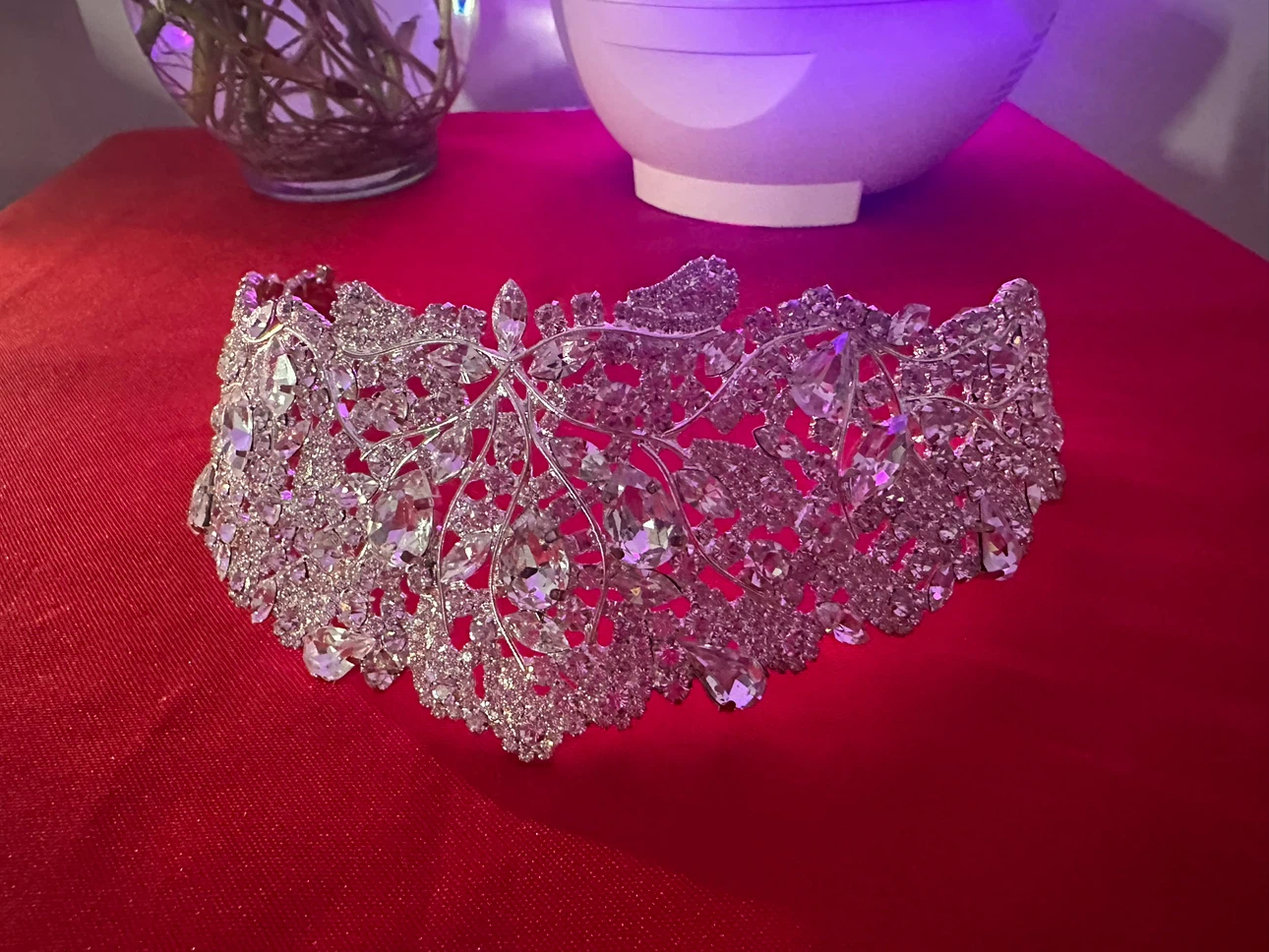 Wedding dress with it’s crown - photo 3