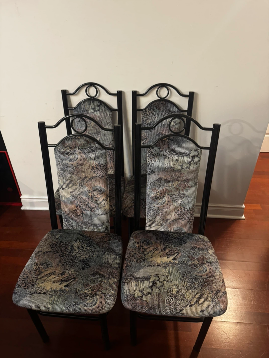 Set of 4 Vintage Dining Chairs – Like New - photo 3