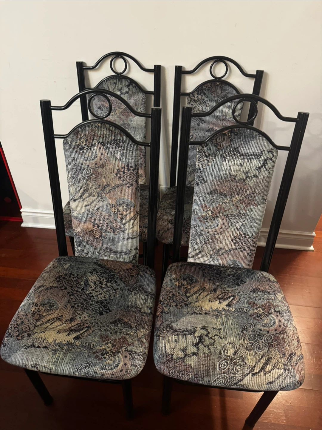 Set of 4 Vintage Dining Chairs – Like New - photo 4
