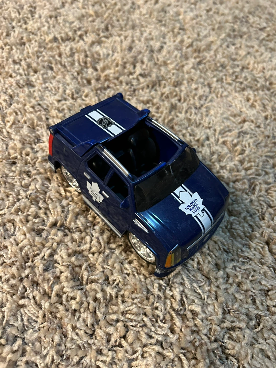 Toronto Maple Leafs Cadillac Escalade EXT Toy Truck - photo 2