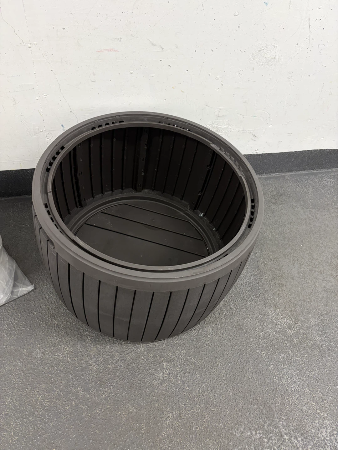 Large Round Resin Planter - photo 3