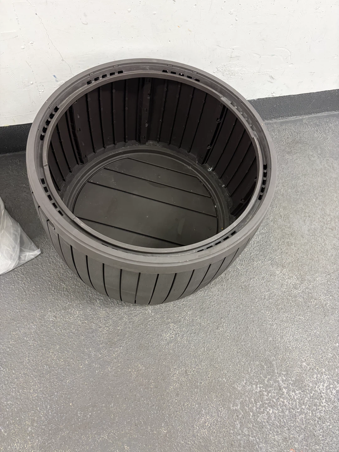 Large Round Resin Planter - photo 4