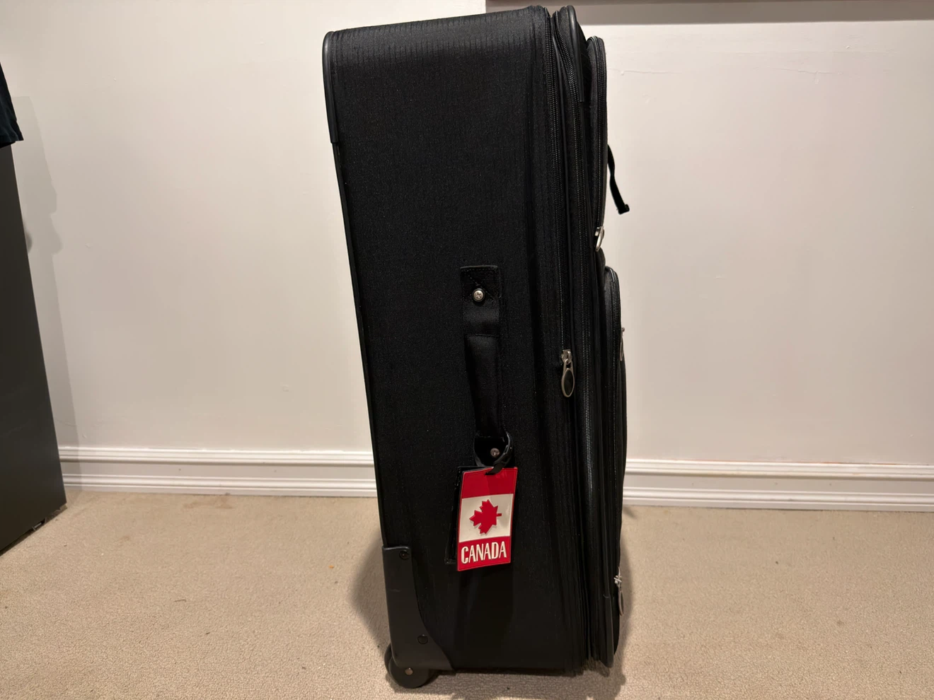 * Eddie Bauer Black Softside Suitcase – Great Condition - photo 3