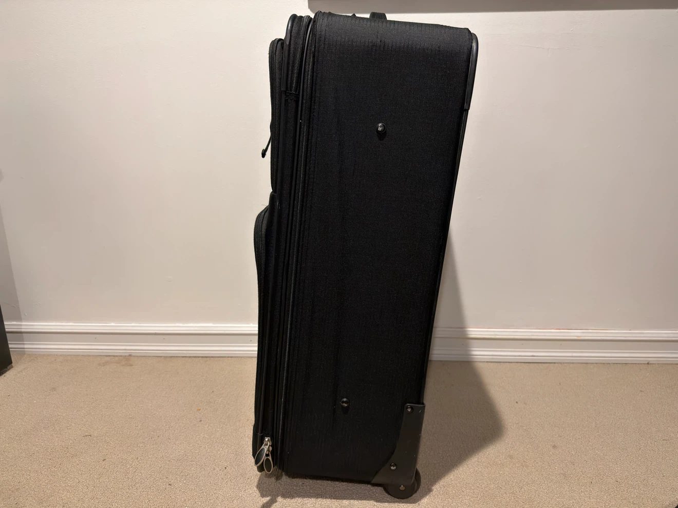 * Eddie Bauer Black Softside Suitcase – Great Condition - photo 4