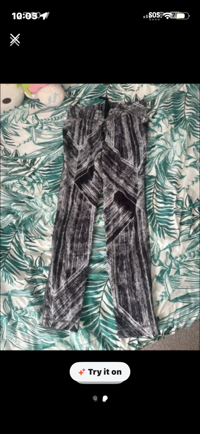 Lululemon Athletica Pants - Size 4 - photo 2